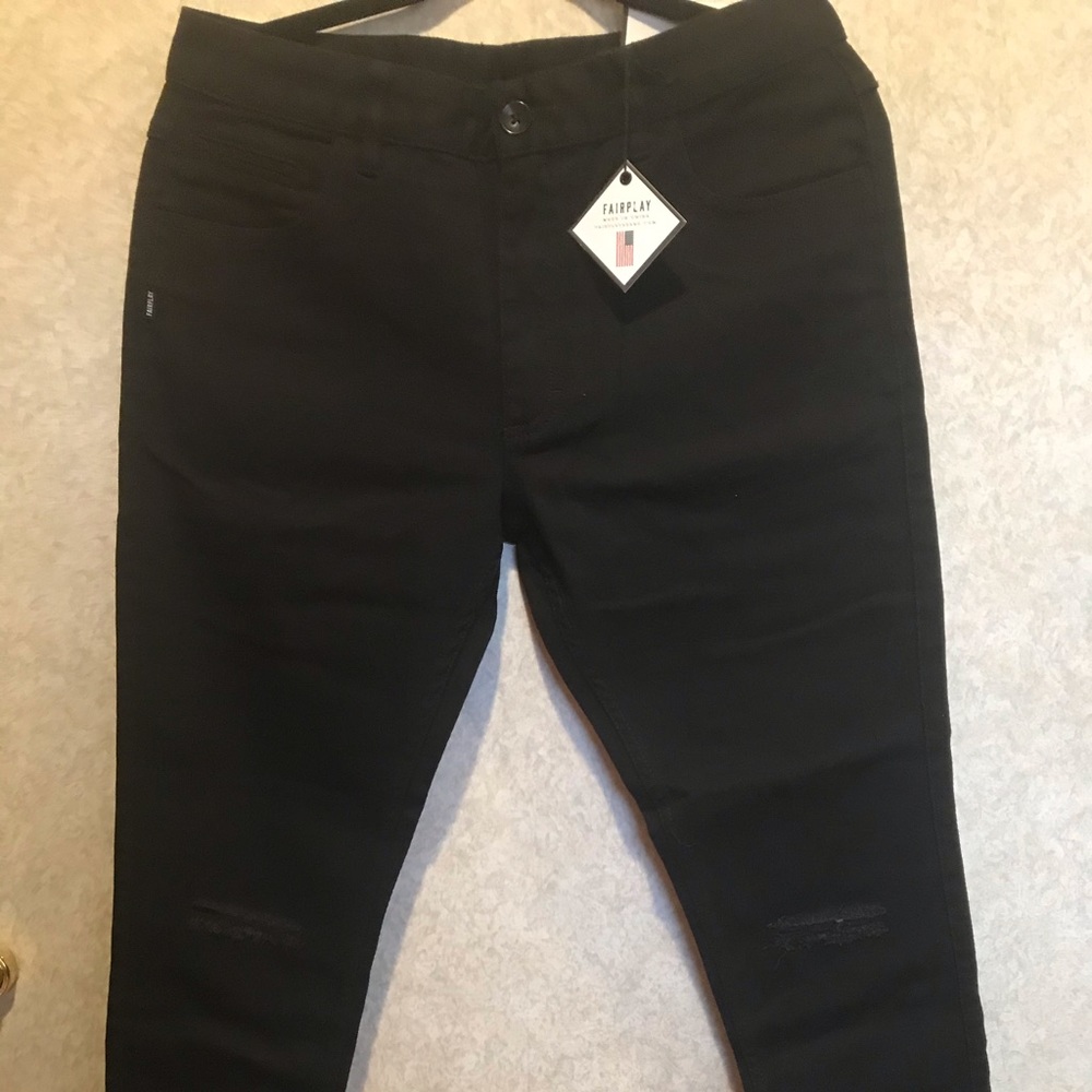 FairPlay Men’s 32” cropped jeans distressed NWT